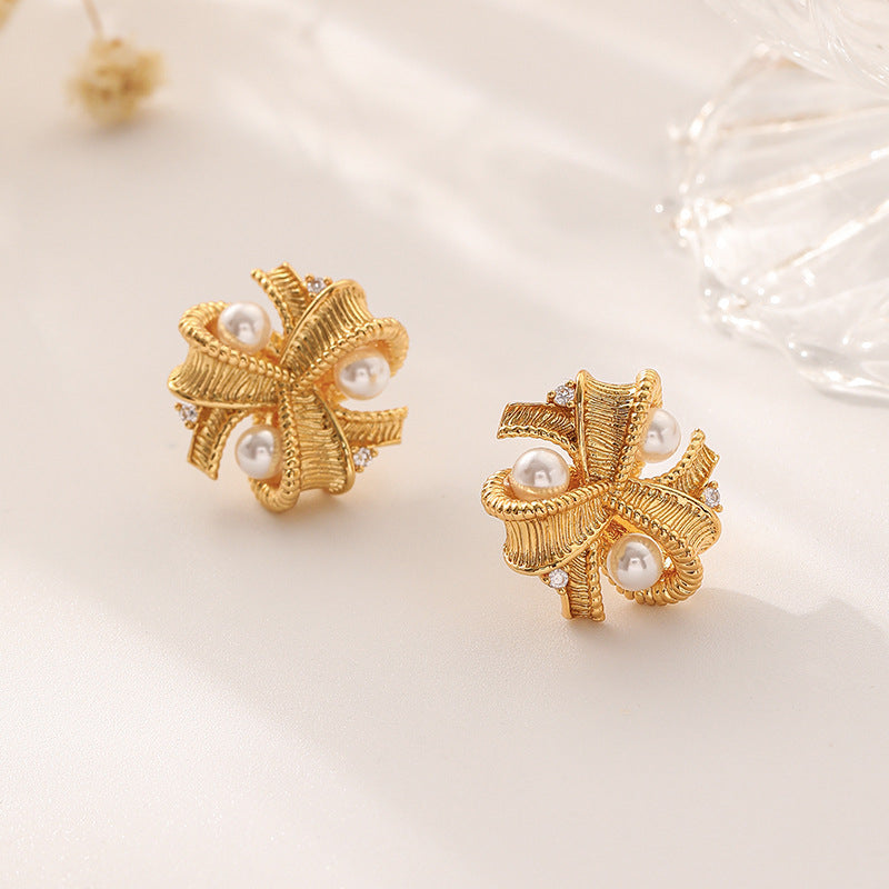 Gold Three-Petal Clover Earrings – Elegant Floral Studs for Women