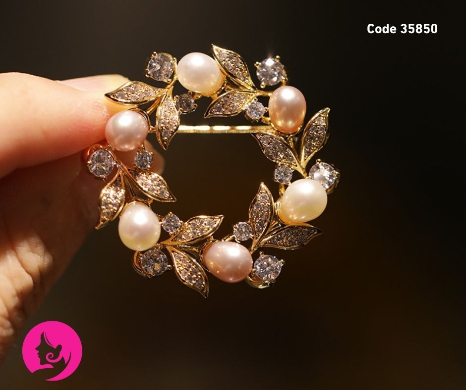 Luxury Freshwater Pearl Daisy Wreath Brooch Elegant Floral Copper Pin for Women
