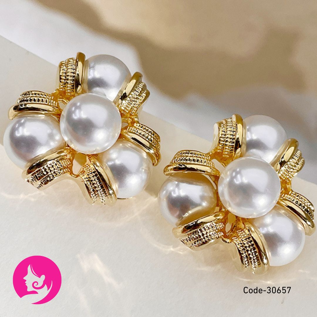 Gold Three-Petal Clover Earrings – Elegant Floral Studs for Women