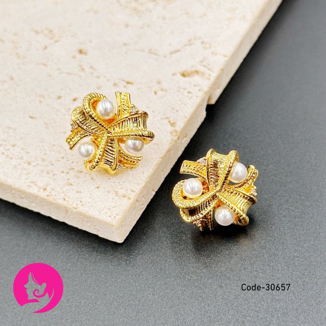 Gold Three-Petal Clover Earrings – Elegant Floral Studs for Women