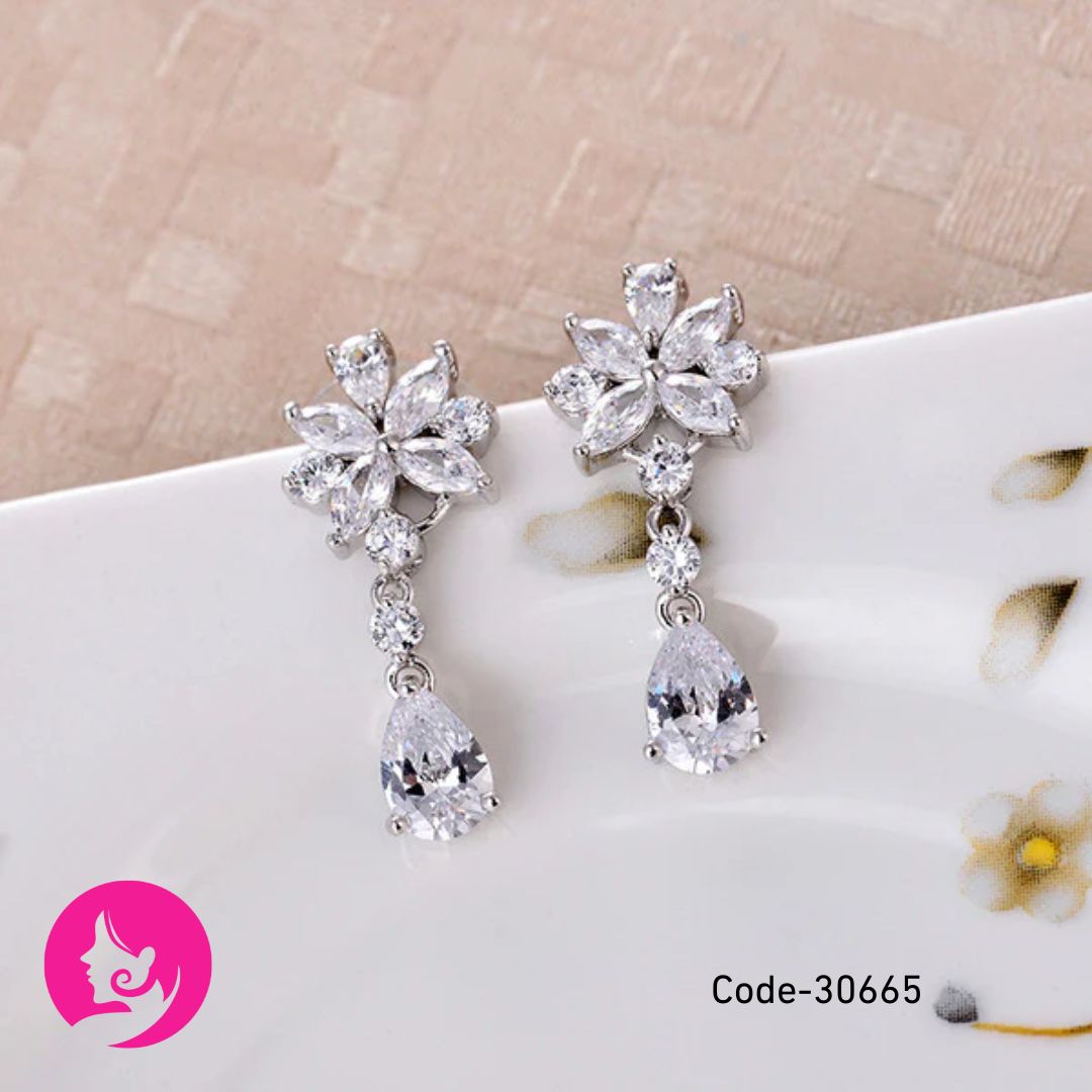 Liangya Liren Silver Petal Flower Earrings – Simple Everyday Studs for Women