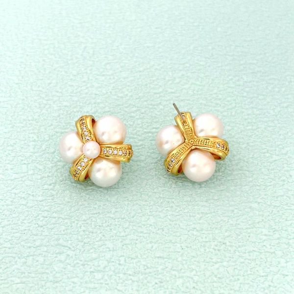 Gold Three-Petal Clover Earrings – Elegant Floral Studs for Women
