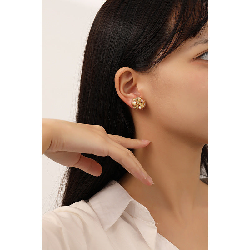 Gold Three-Petal Clover Earrings – Elegant Floral Studs for Women