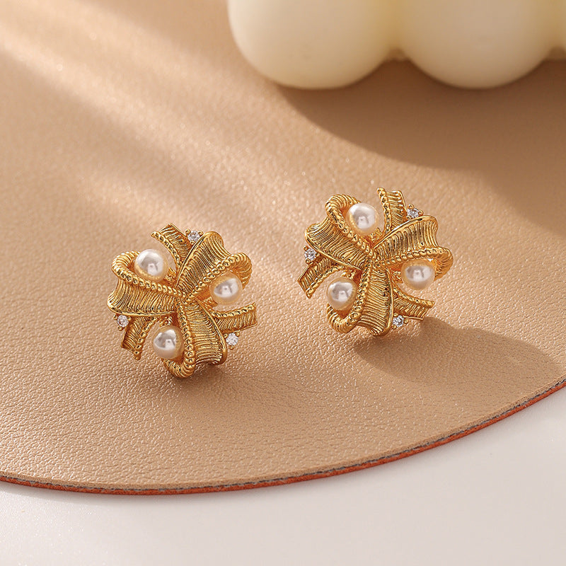 Gold Three-Petal Clover Earrings – Elegant Floral Studs for Women